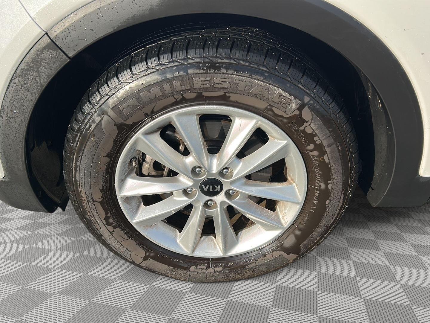 Used 2019 Kia Sorento LX with VIN 5XYPGDA56KG571615 for sale in Kansas City