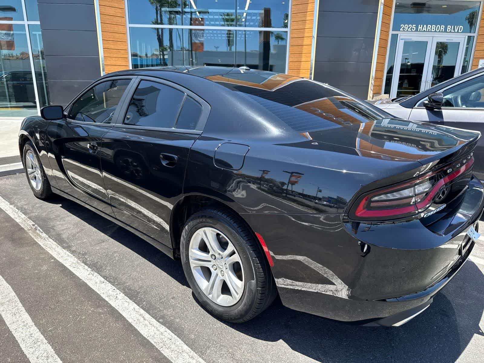 Used 2022 Pitch Black Clearcoat Dodge SXT image 8