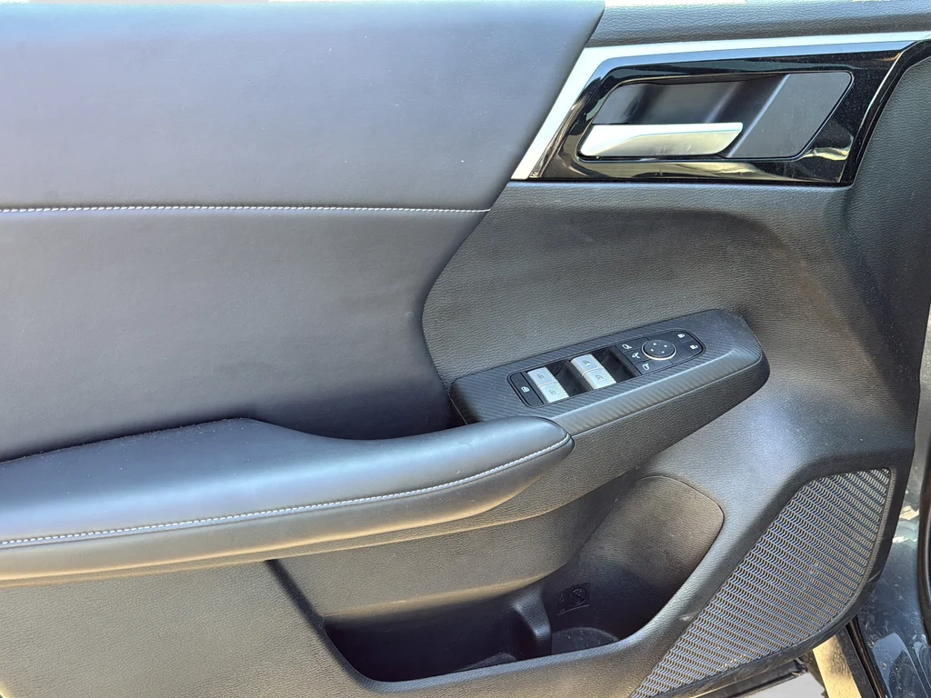 Used 2024  Mitsubishi SE Black Edition image 24