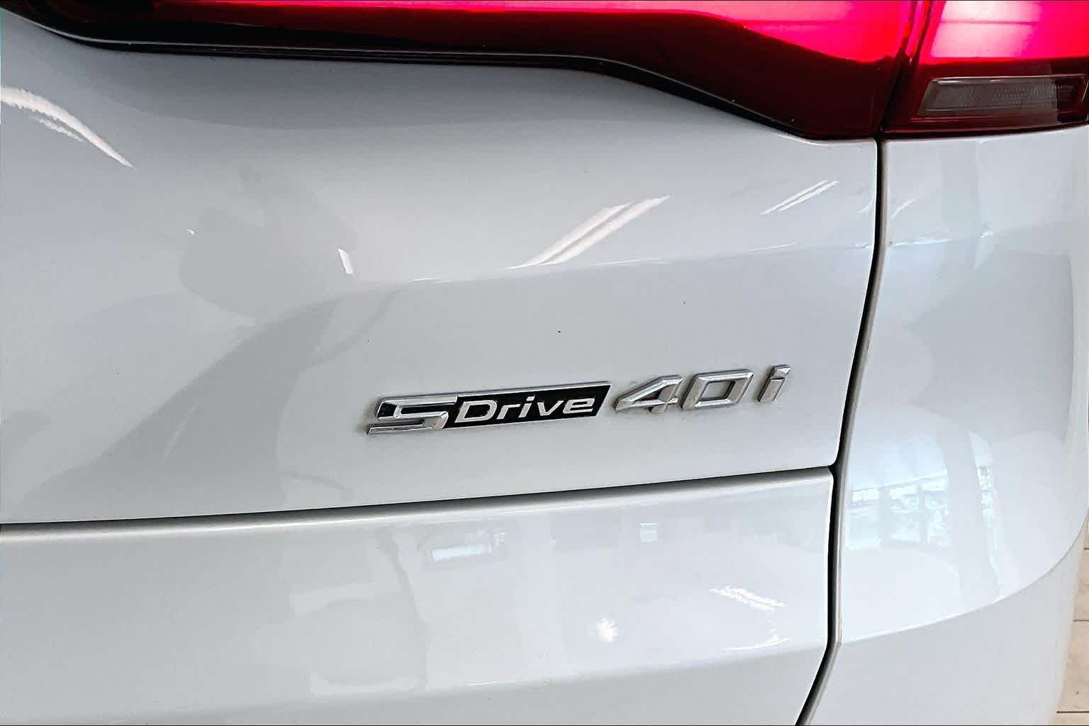 Used 2022 Mineral White Metallic BMW sDrive40i image 9
