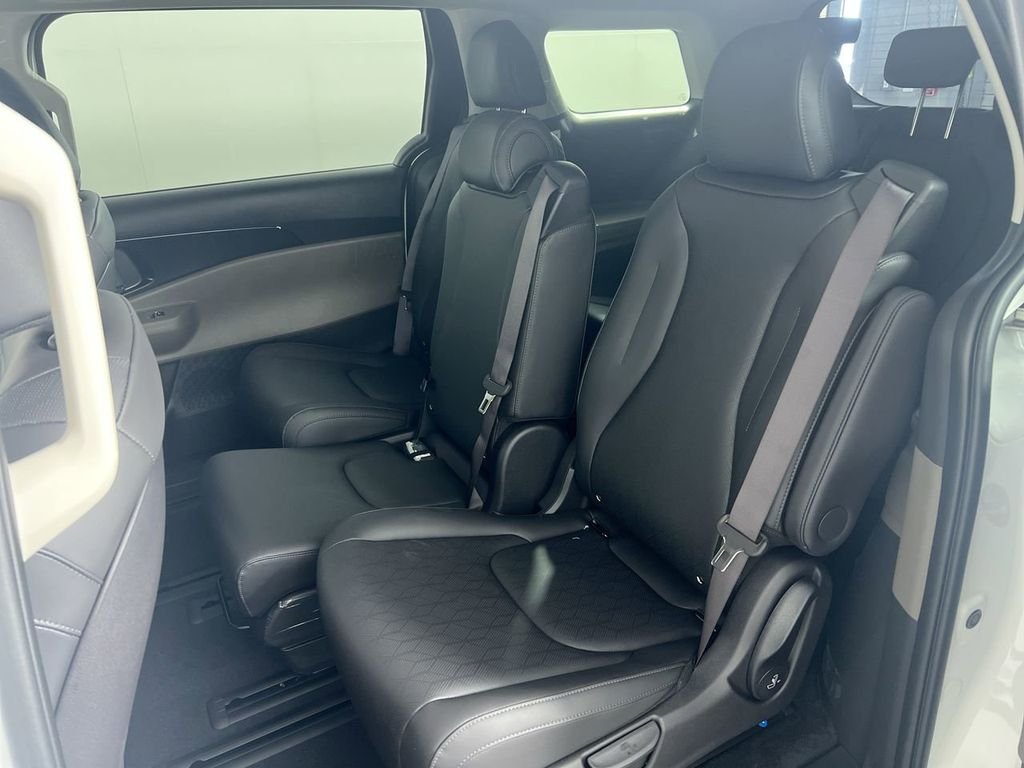 New 2026 Snow White Pearl Kia LXS image 28
