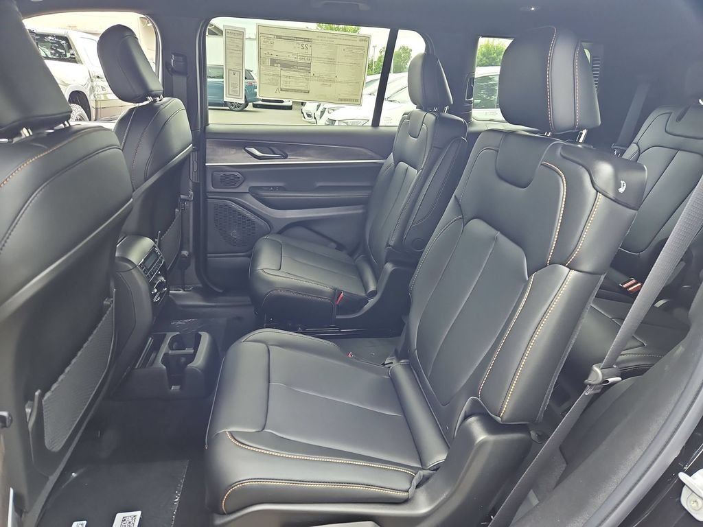 New 2026 Diamond Black Crystal Pearl-Coat Exterior Paint Jeep  image 14