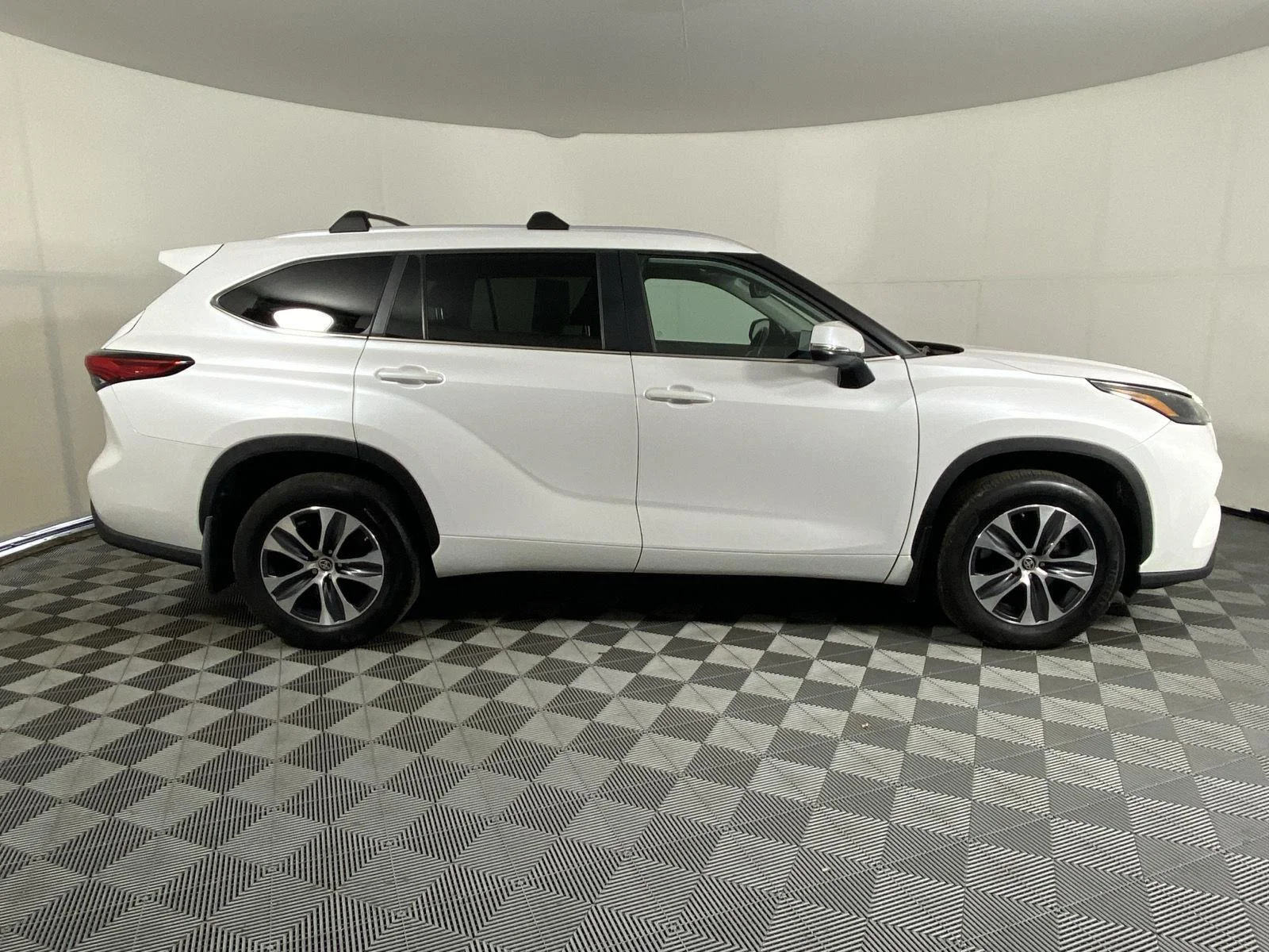 Used 2023 Wind Chill Pearl Toyota XLE image 3