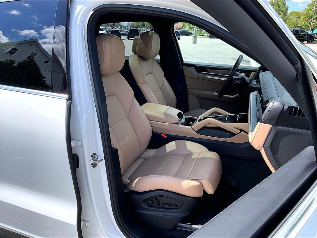 Used 2024 White Porsche Base image 11