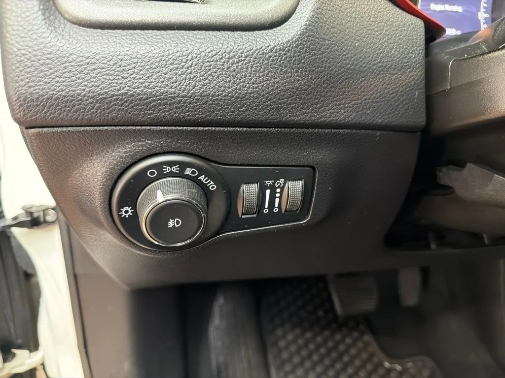 Used 2019 White Clearcoat Jeep Trailhawk image 24
