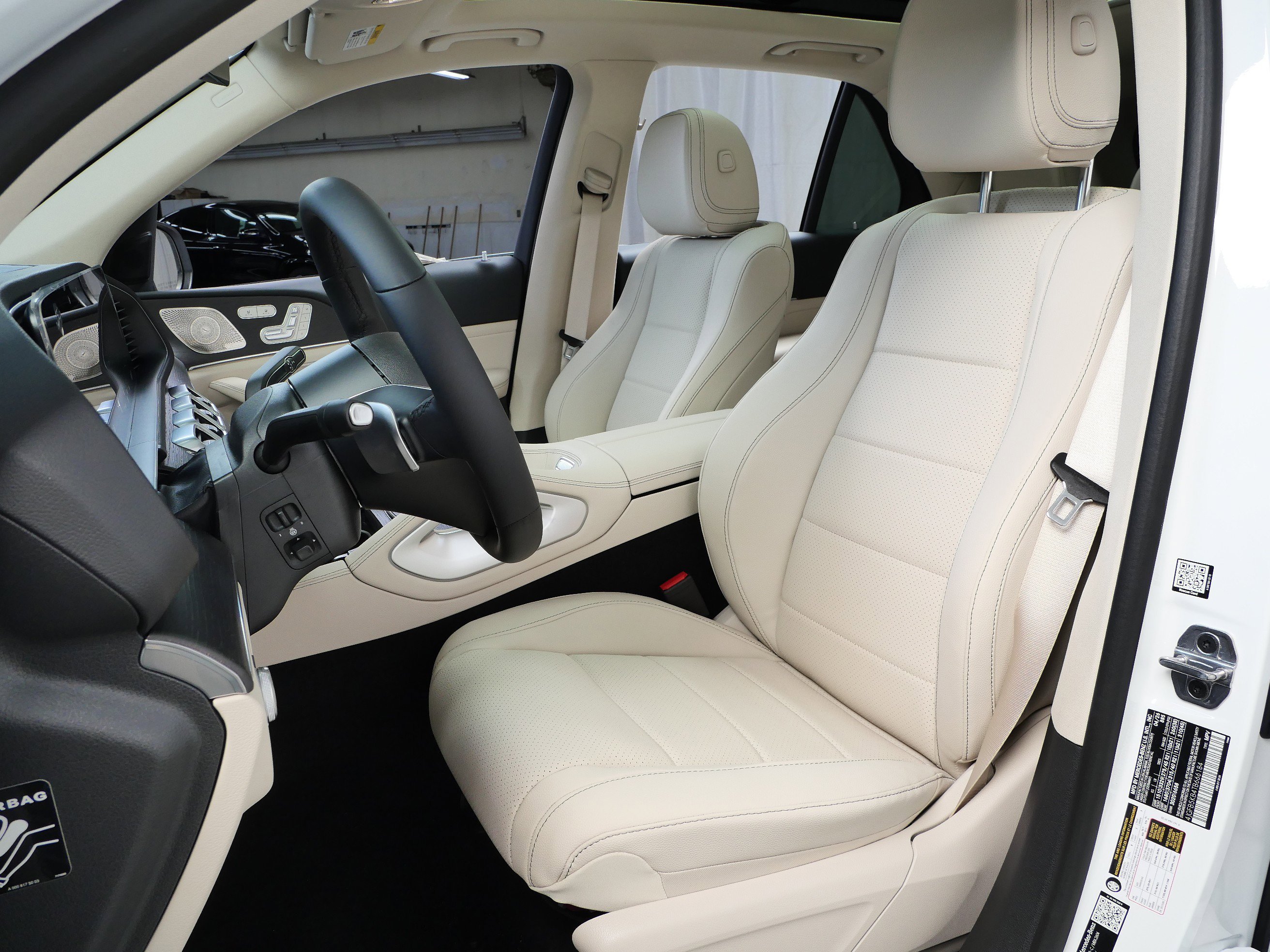New 2026 MANUFAKTUR Moonlight White Metallic Mercedes-Benz GLE 450 image 2