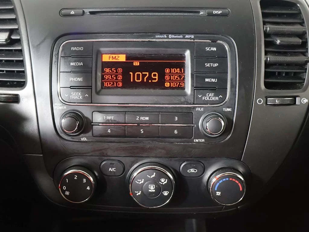 Used 2016 White Kia LX image 34