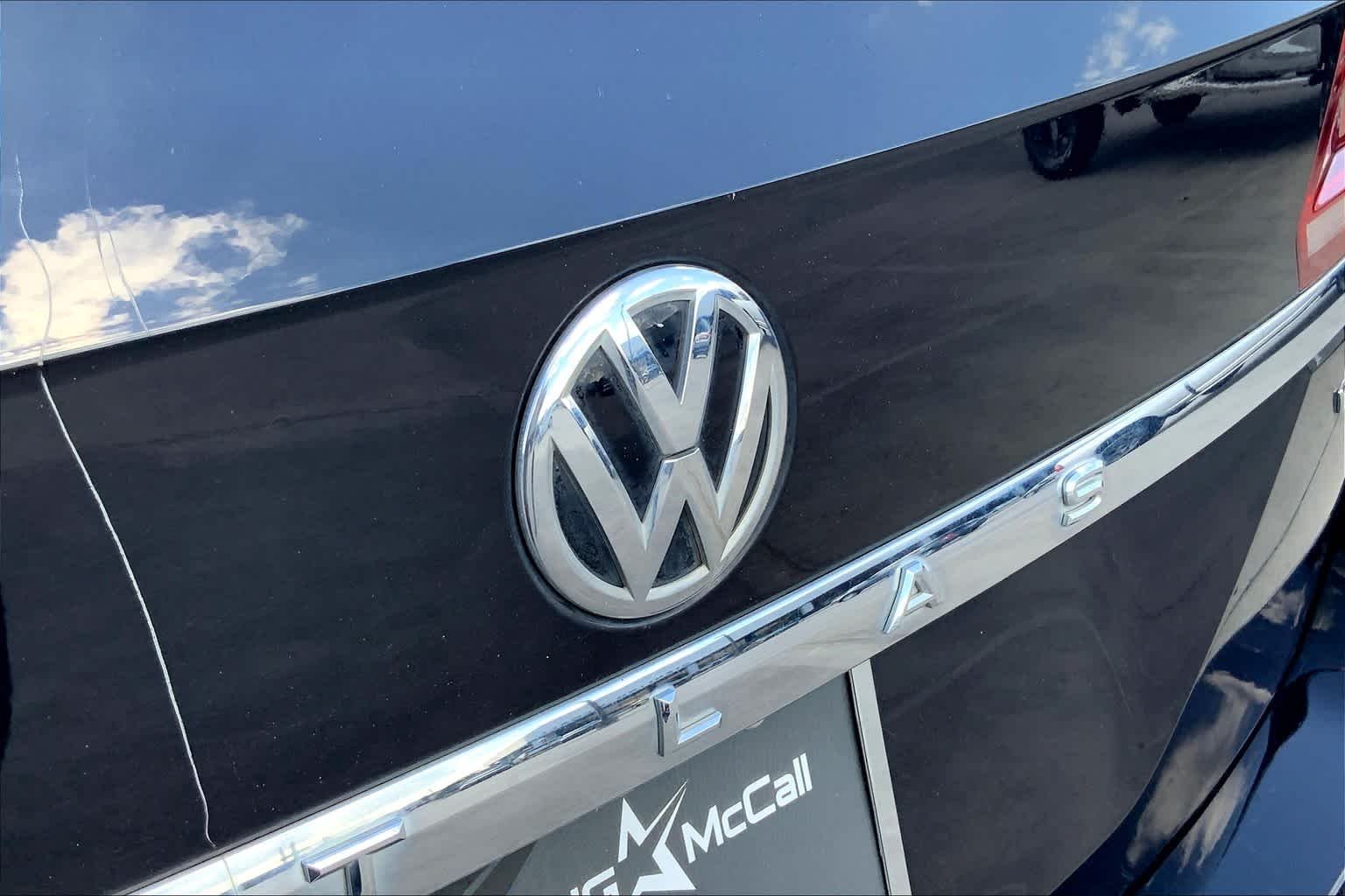 Used 2018 Deep Black Pearl Volkswagen 3.6L V6 SE w/Technology image 10