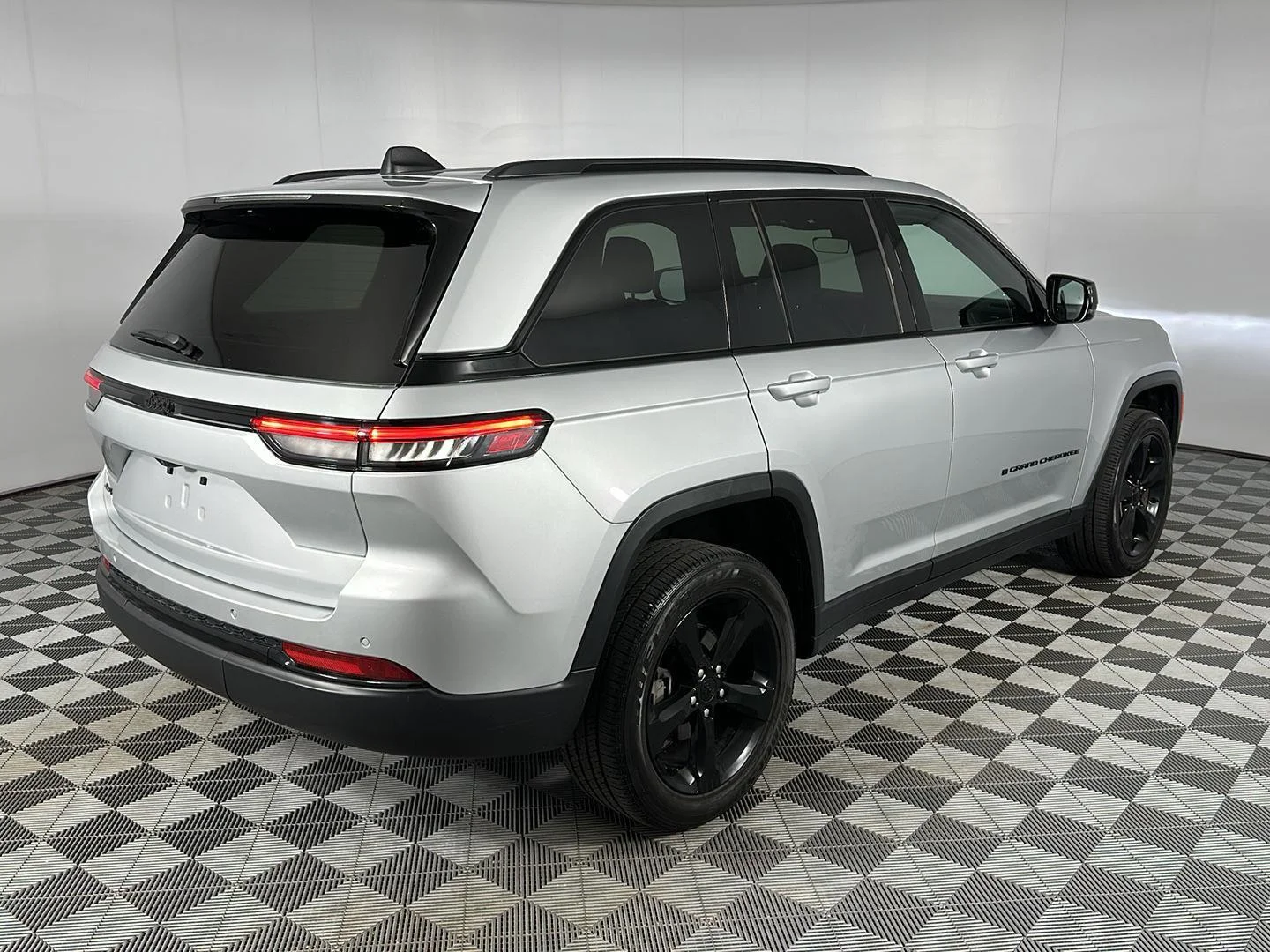 Used 2025 Silver Zynith Jeep Altitude X image 8