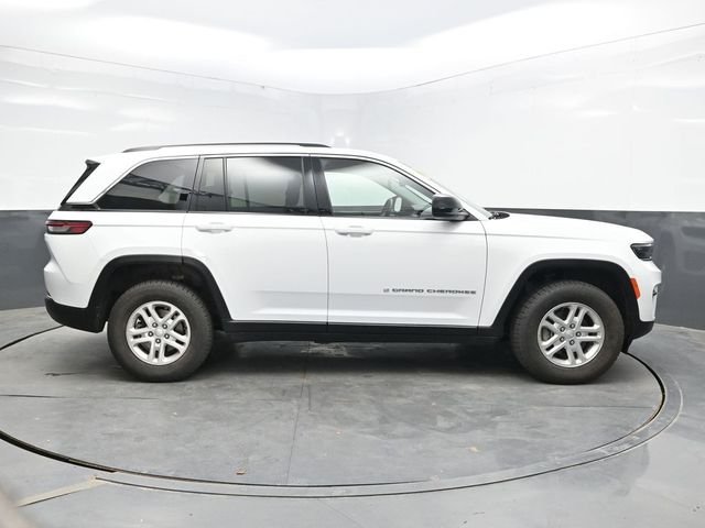 Used 2022 White Jeep Laredo image 9