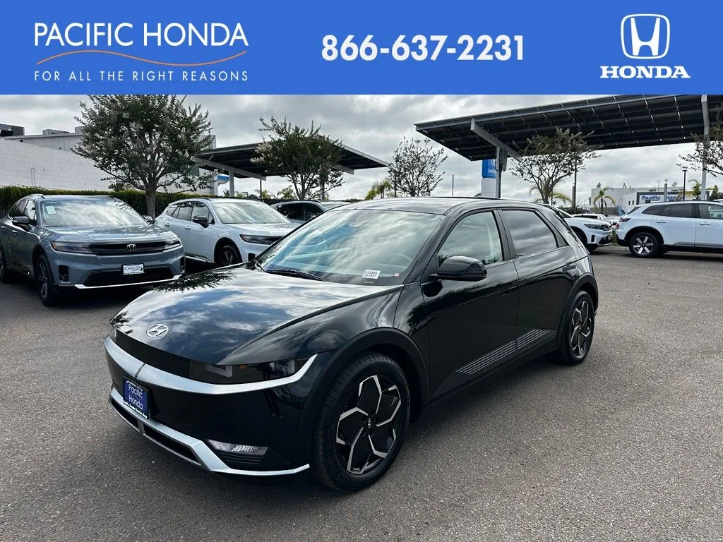Used 2024 Black Hyundai SEL image 1
