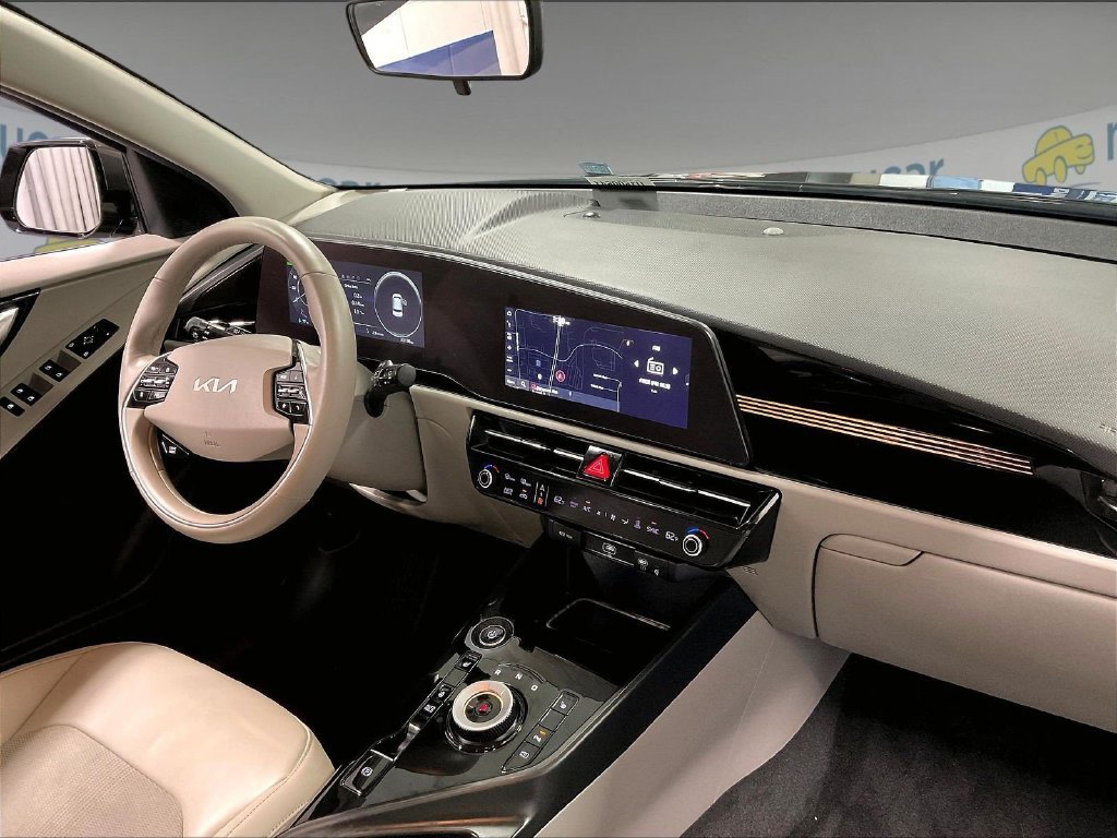 Used 2023 Gray Kia Wind image 14
