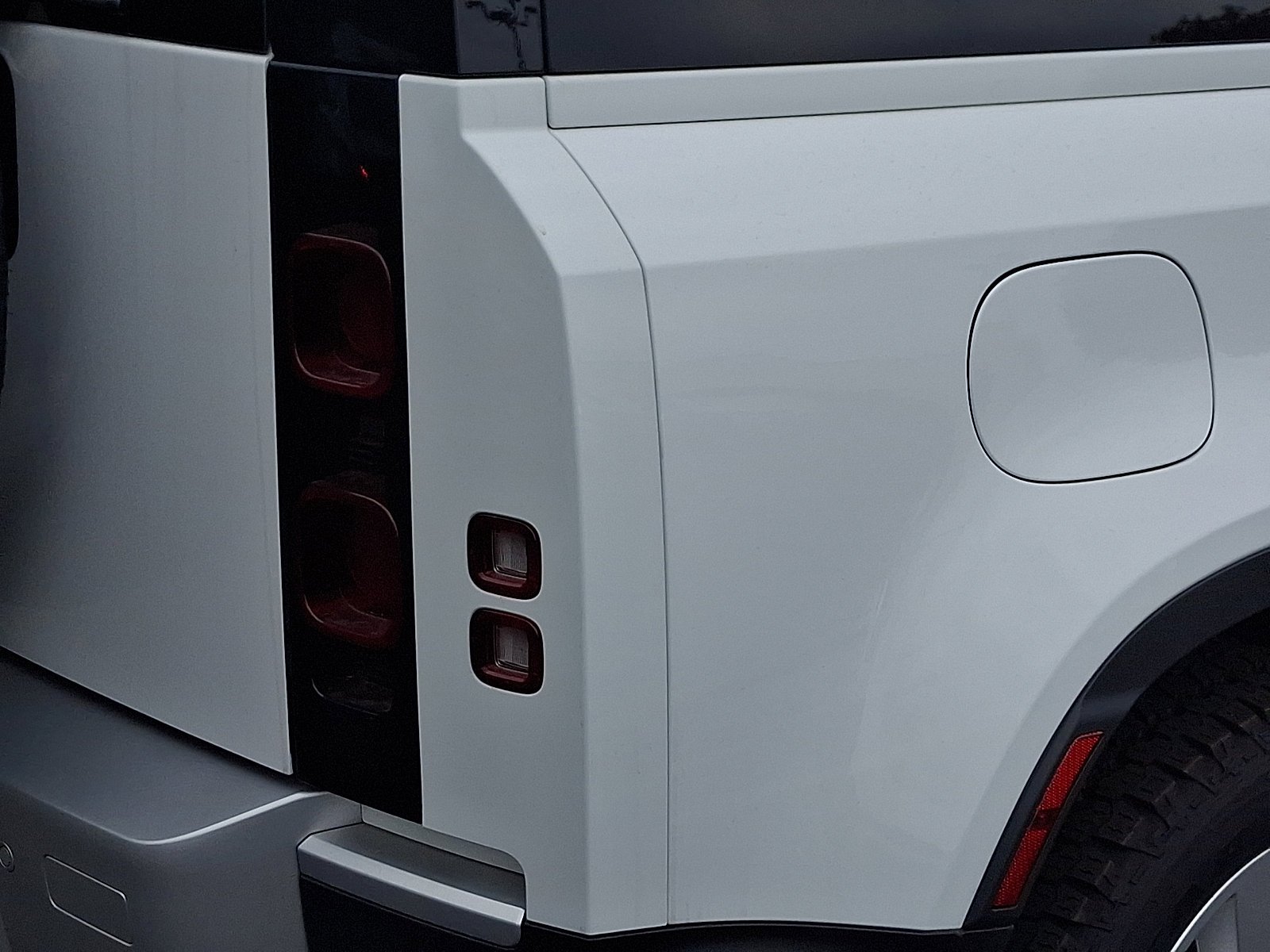 Used 2024 Fuji White - 1AA Land Rover SE image 16