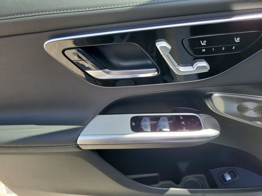 New 2027 MANUFAKTUR Moonlight White Metallic Mercedes-Benz GLC 300 image 17