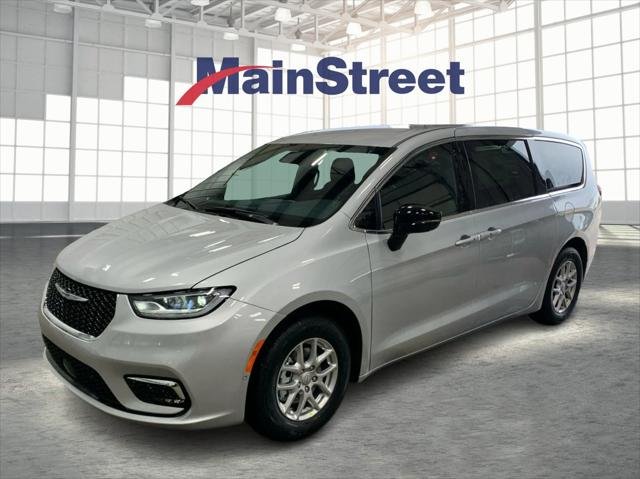 2026 Chrysler Pacifica Select's photo