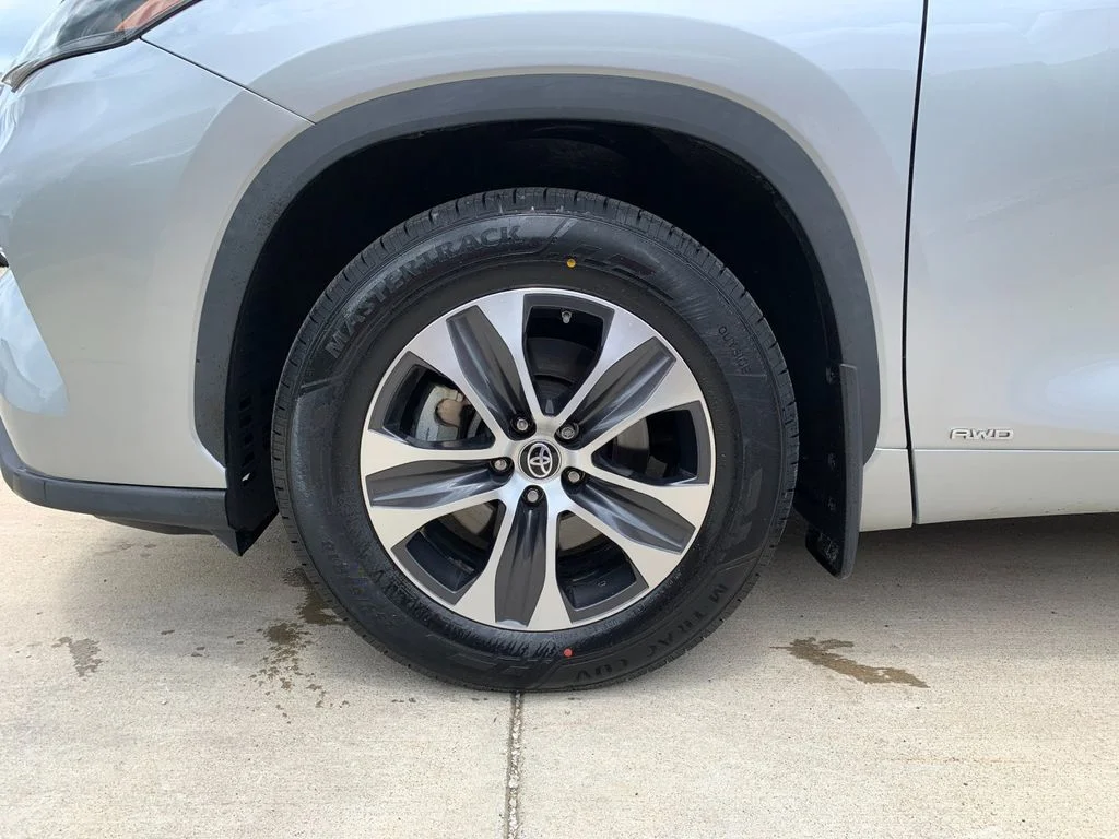 Used 2022 Silver Toyota XLE image 36