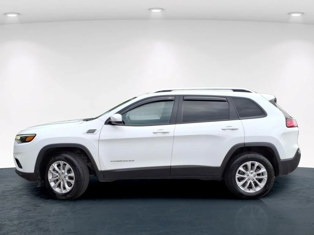 Used 2021 White Jeep Latitude image 14