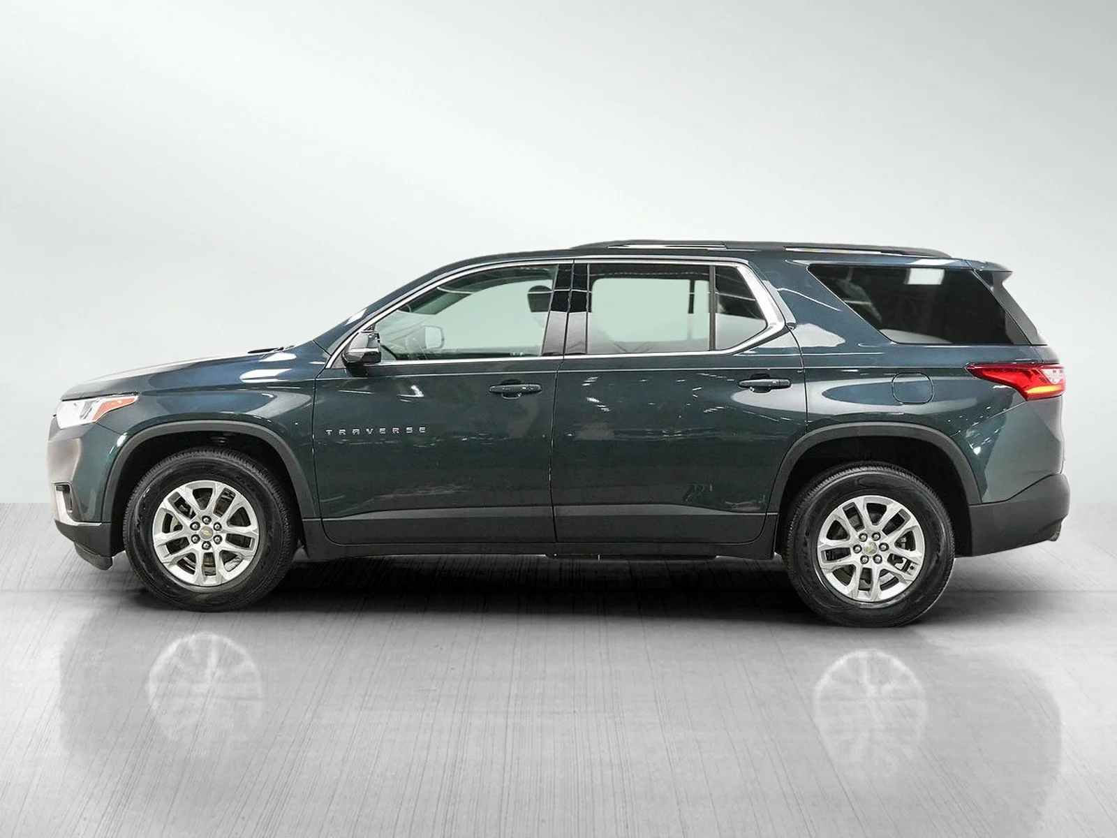 Used 2019 Chevrolet Traverse 1LT with VIN 1GNEVGKW8KJ106301 for sale in Burnsville, Minnesota
