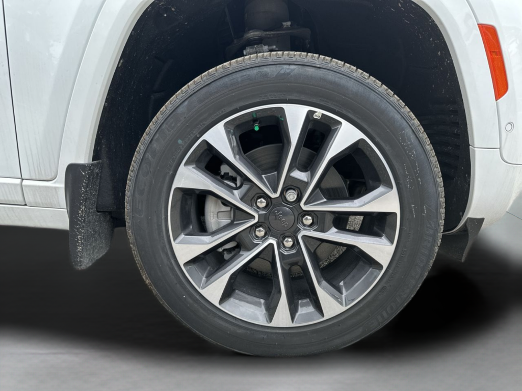 New 2025 Bright White Clear-Coat Exterior Paint Jeep Overland image 45