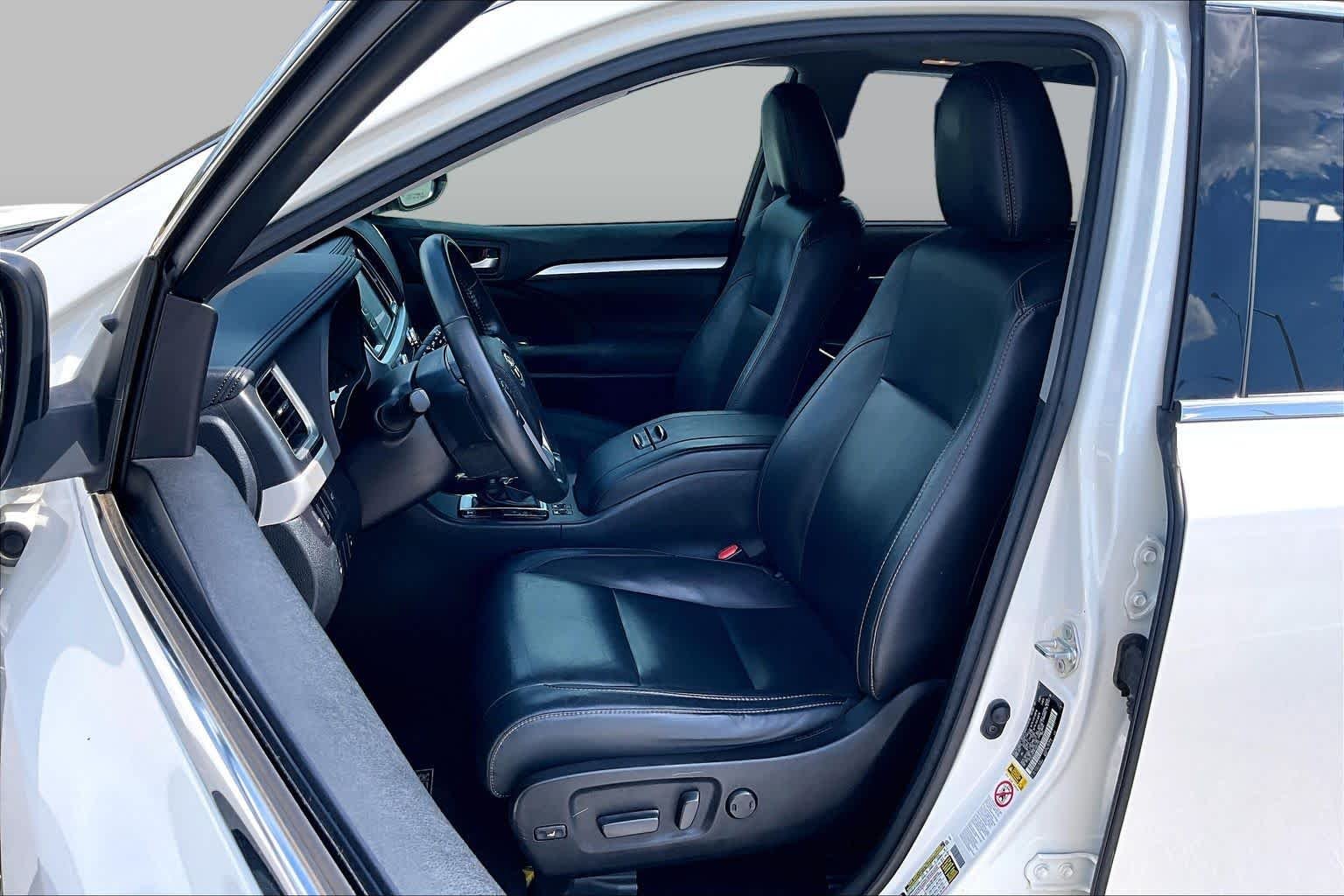 Used 2018 Blizzard Pearl Toyota XLE image 8
