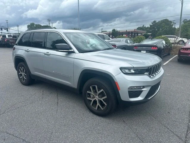 Used 2025 Silver Jeep Limited image 1