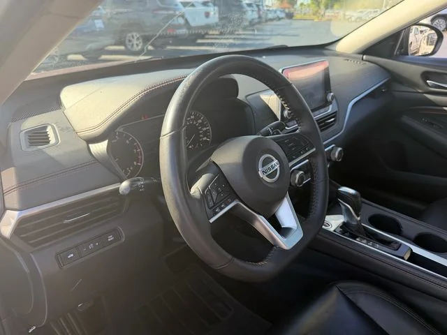 Used 2022 Red Nissan 2.5 SR image 9