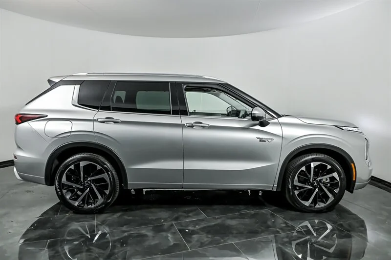 Used 2023 Alloy Silver Metallic Mitsubishi SEL image 10