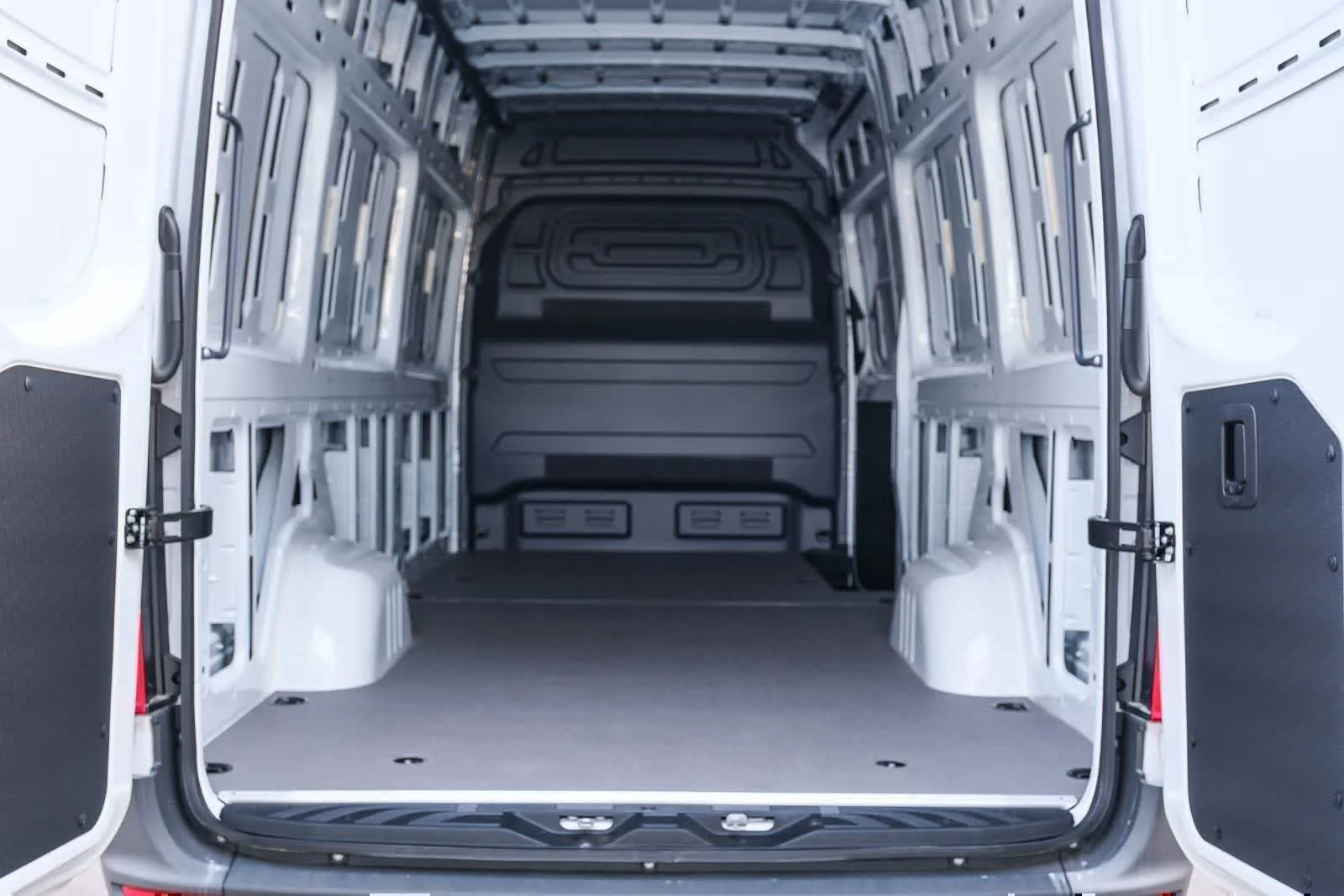 New 2025 Arctic+White Mercedes-Benz Cargo 170WB High Roof 113kw Battery RWD SO Motor image 29