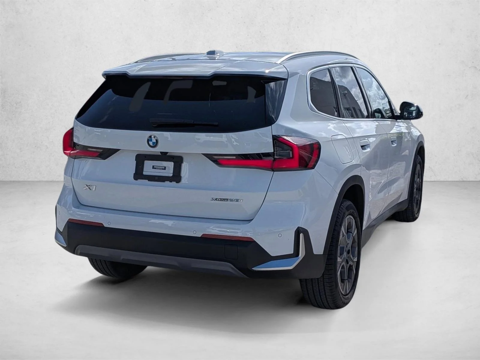 Used 2023 Alpine White BMW xDrive28i image 4