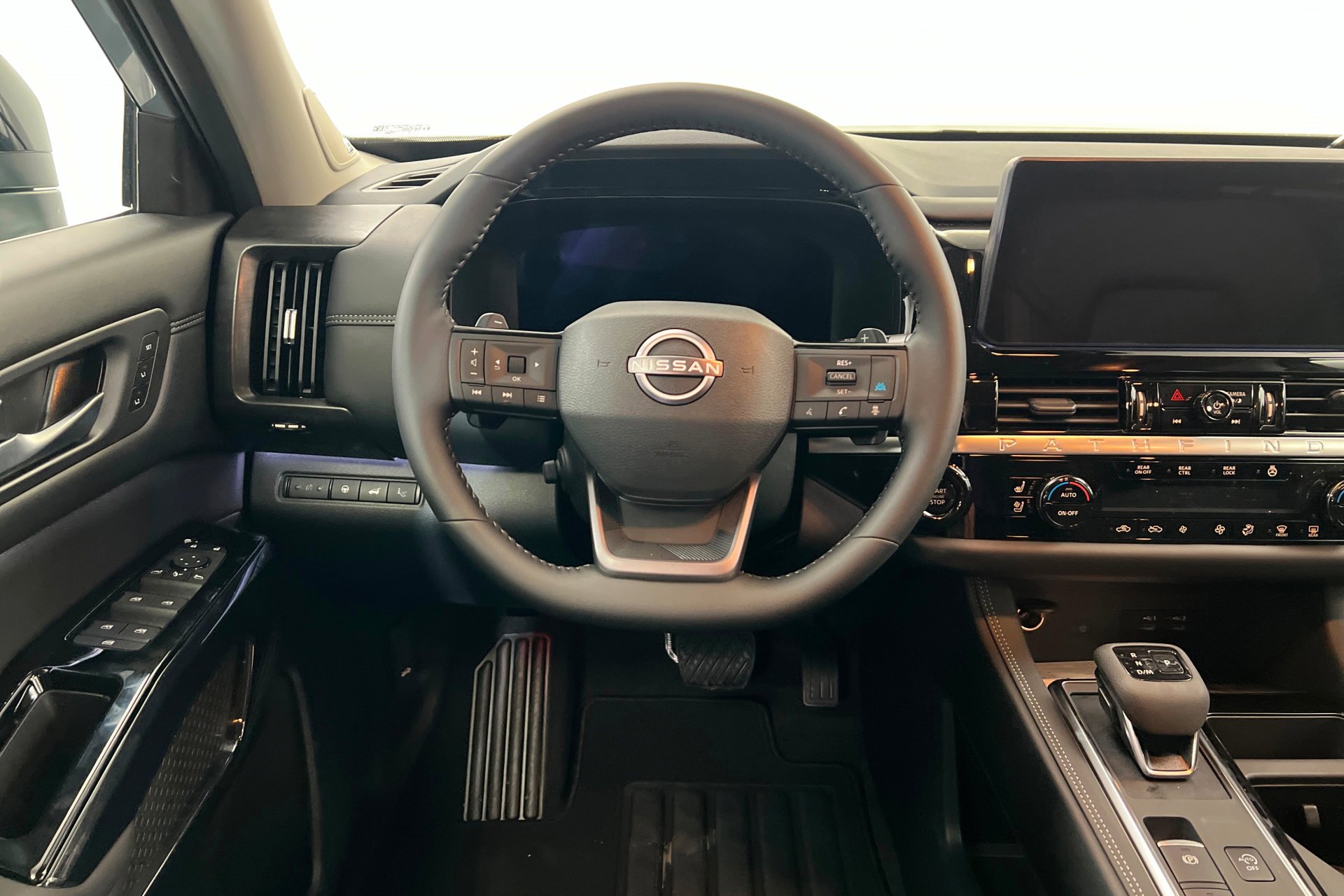 New 2026 Boulder Gray Pearl / Super Black Two-tone Nissan Platinum image 13