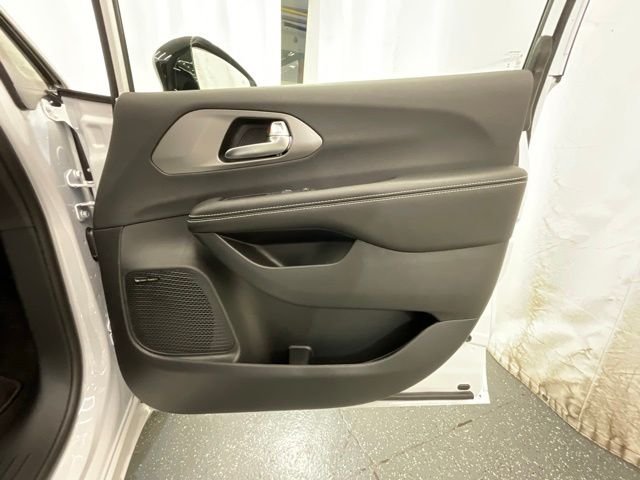 New 2027 Bright White Clear-Coat Exterior Paint Chrysler Limited image 22