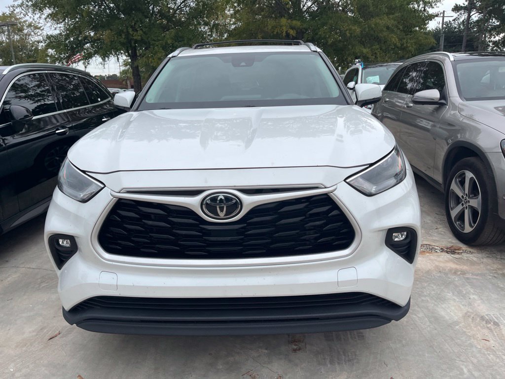 Used 2024 Beige Toyota XLE image 3
