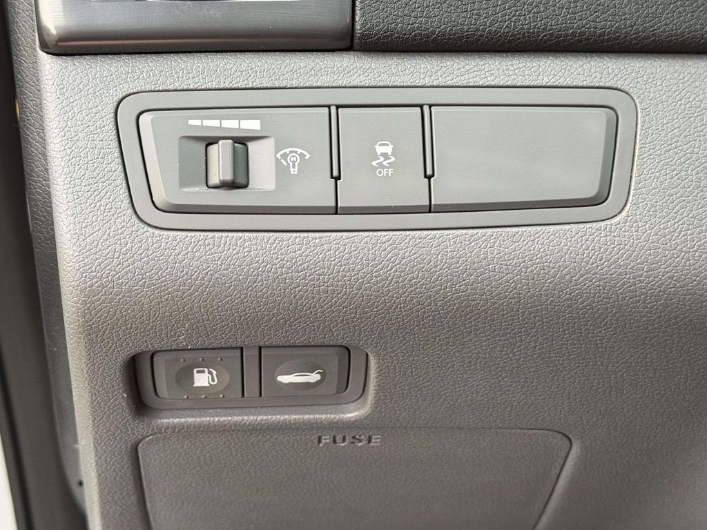 Used 2012 Silver Frost Metallic Hyundai Base image 32