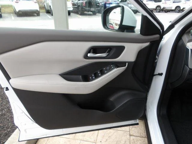 2025 Nissan Rogue SV - Photo 17