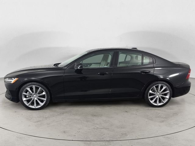 Used 2019 Black / Stone Volvo T5 Momentum image 8
