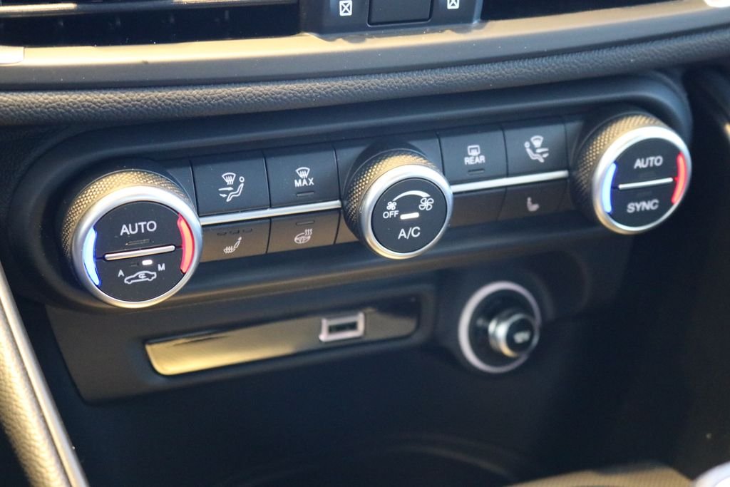 2025 Alfa Romeo Giulia Base - Photo 37