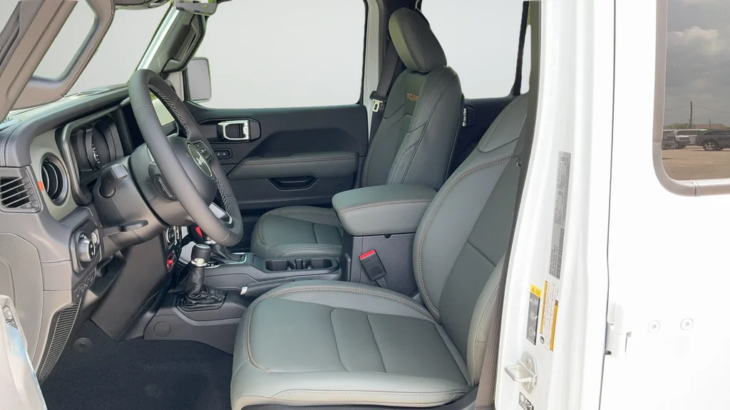 New 2026 Bright White Clear-Coat Exterior Paint Jeep Mojave X image 13
