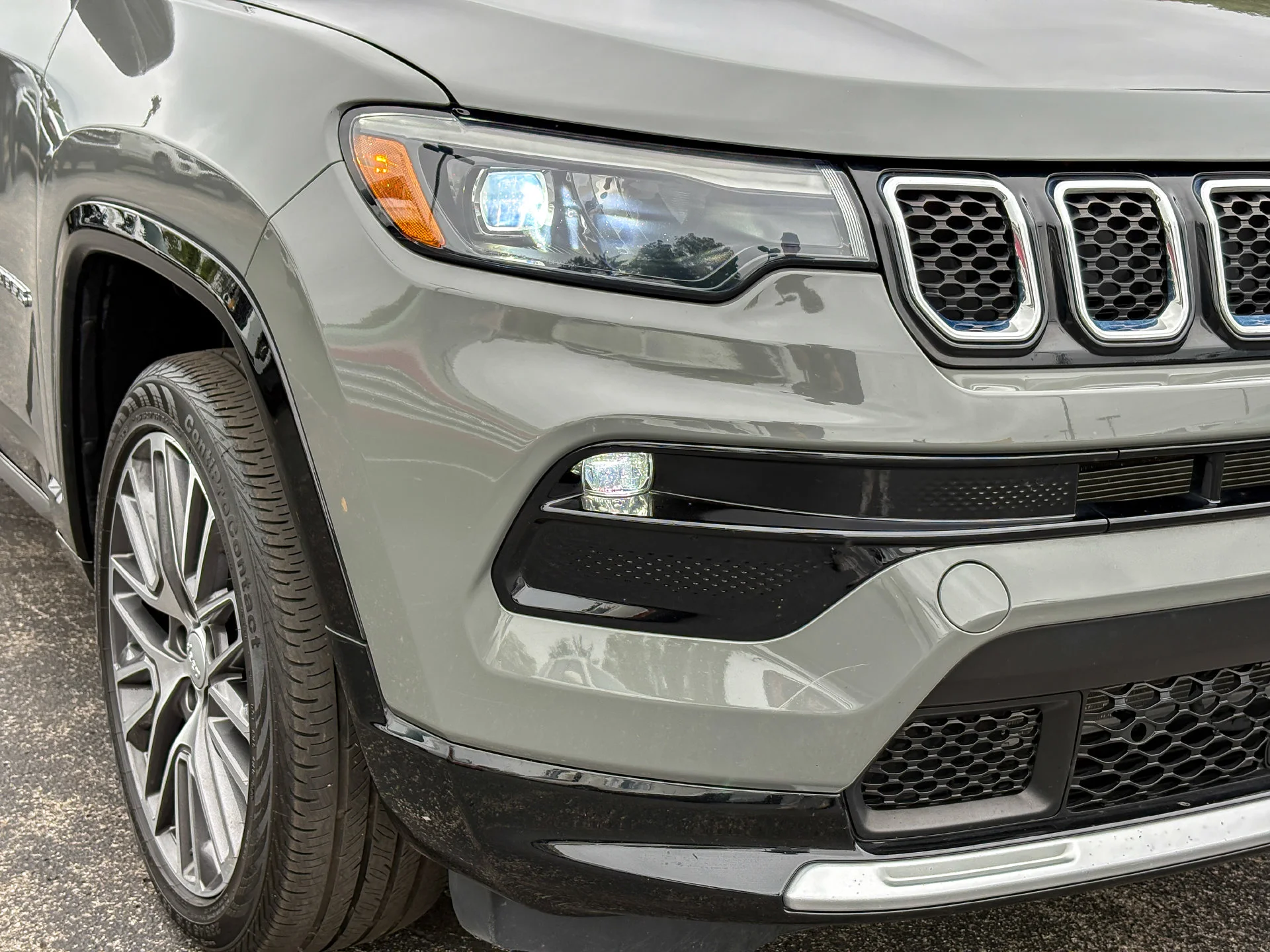 Used 2023 Gray Jeep Limited image 3