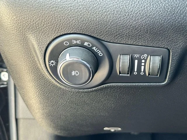 Used 2023 Black Jeep Latitude image 39
