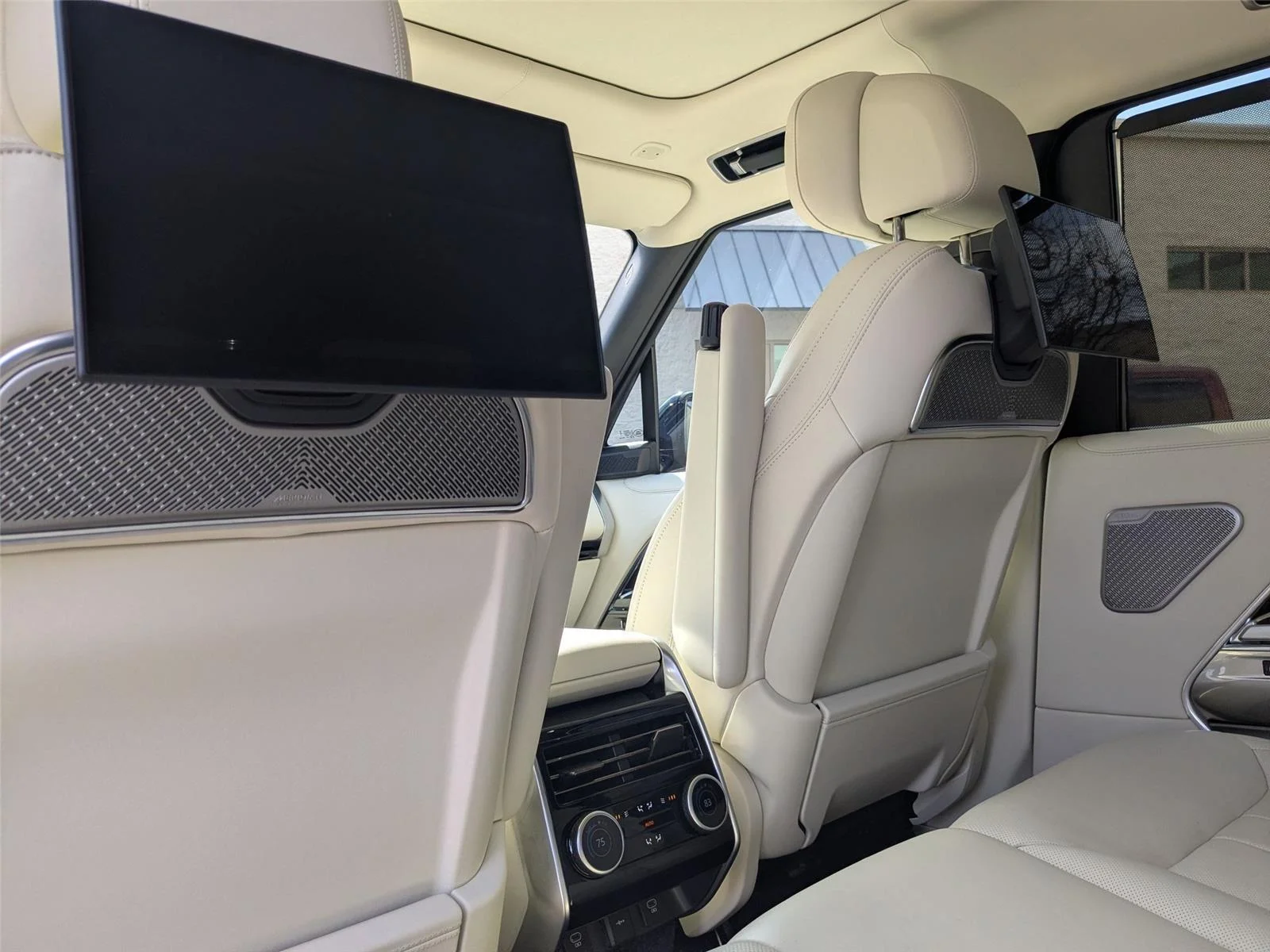 Certified Used 2025 Santorini Black Metallic [Black] LAND ROVER AUTOBIO image 25