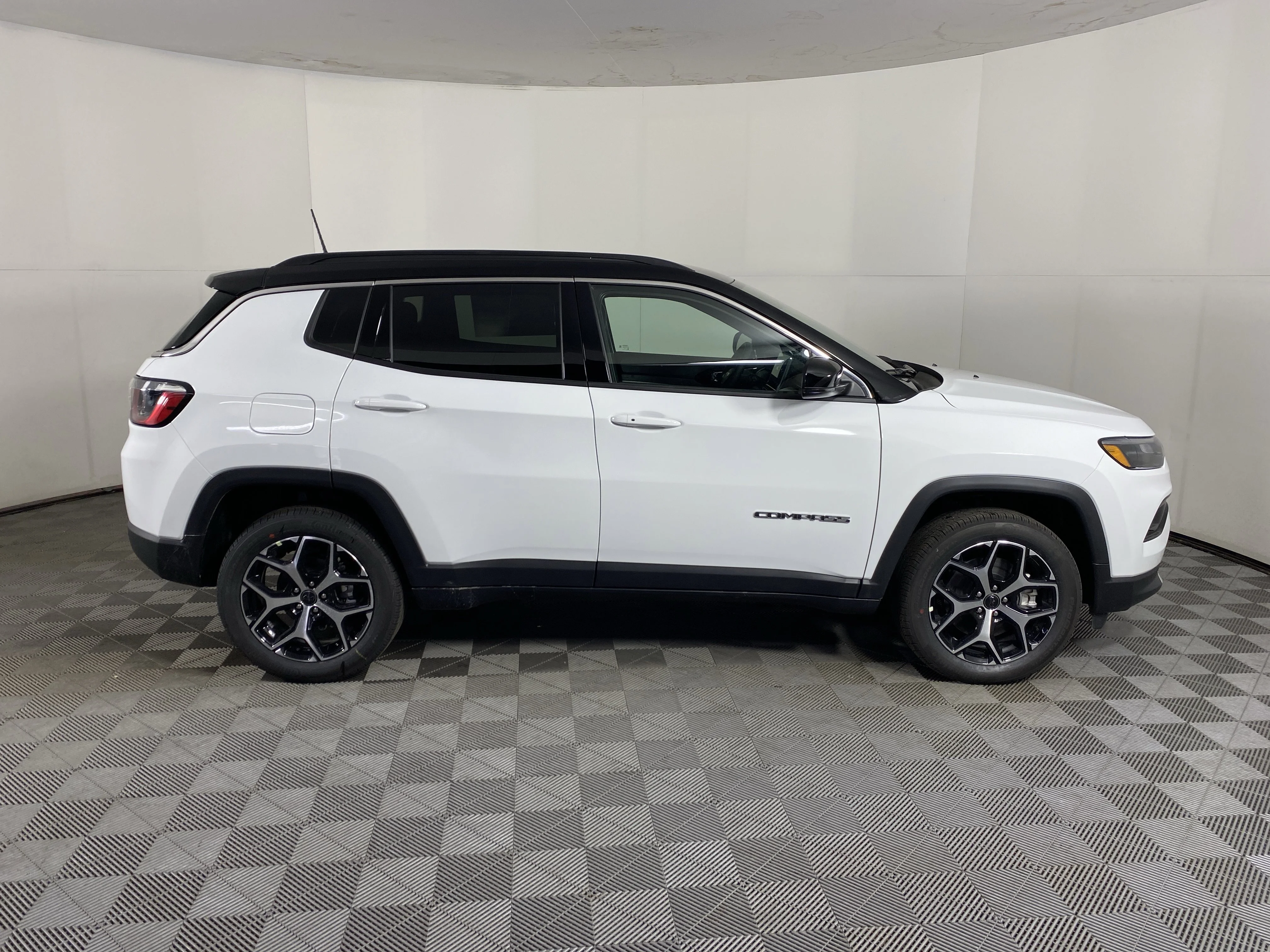 New 2026 Bright White Clear-Coat Exterior Paint Jeep Limited image 5