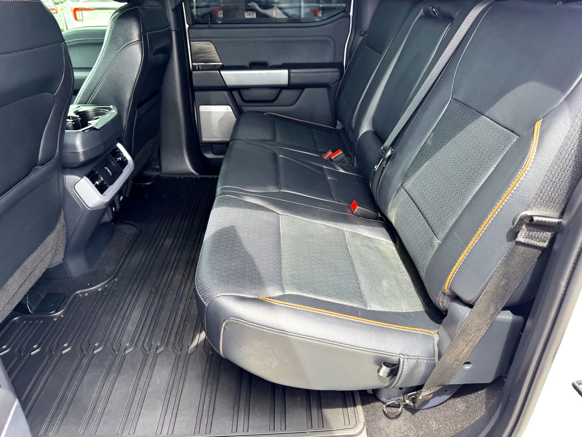 Used 2024  Ford Lariat image 16