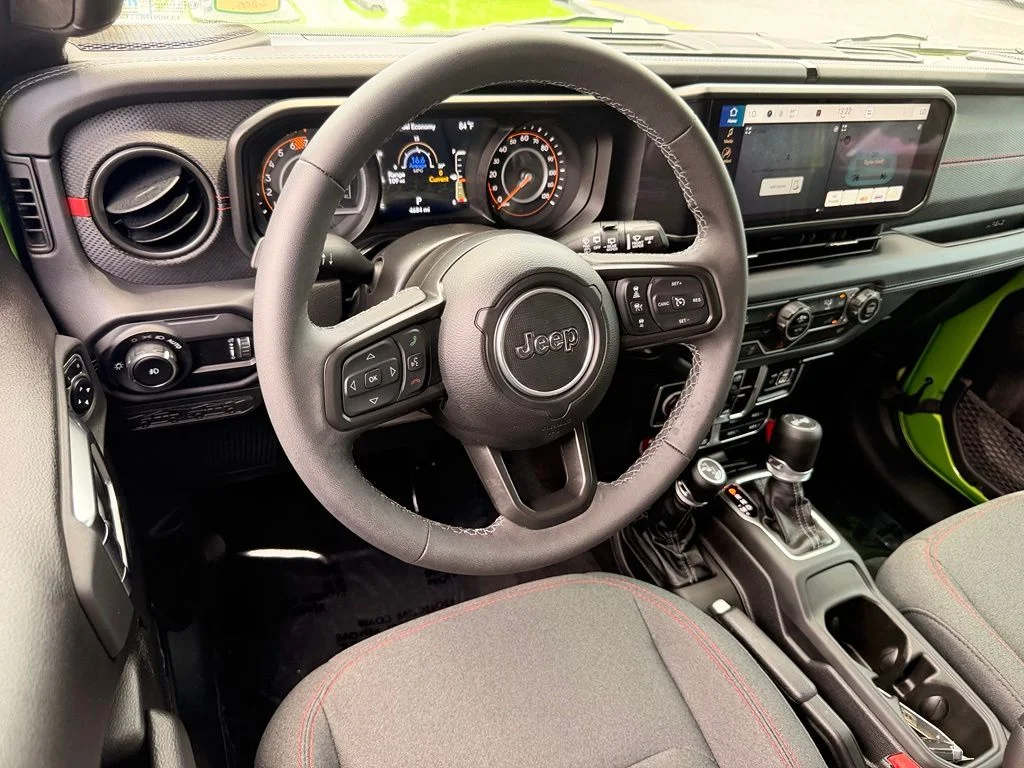 Used 2025  Jeep Rubicon image 28