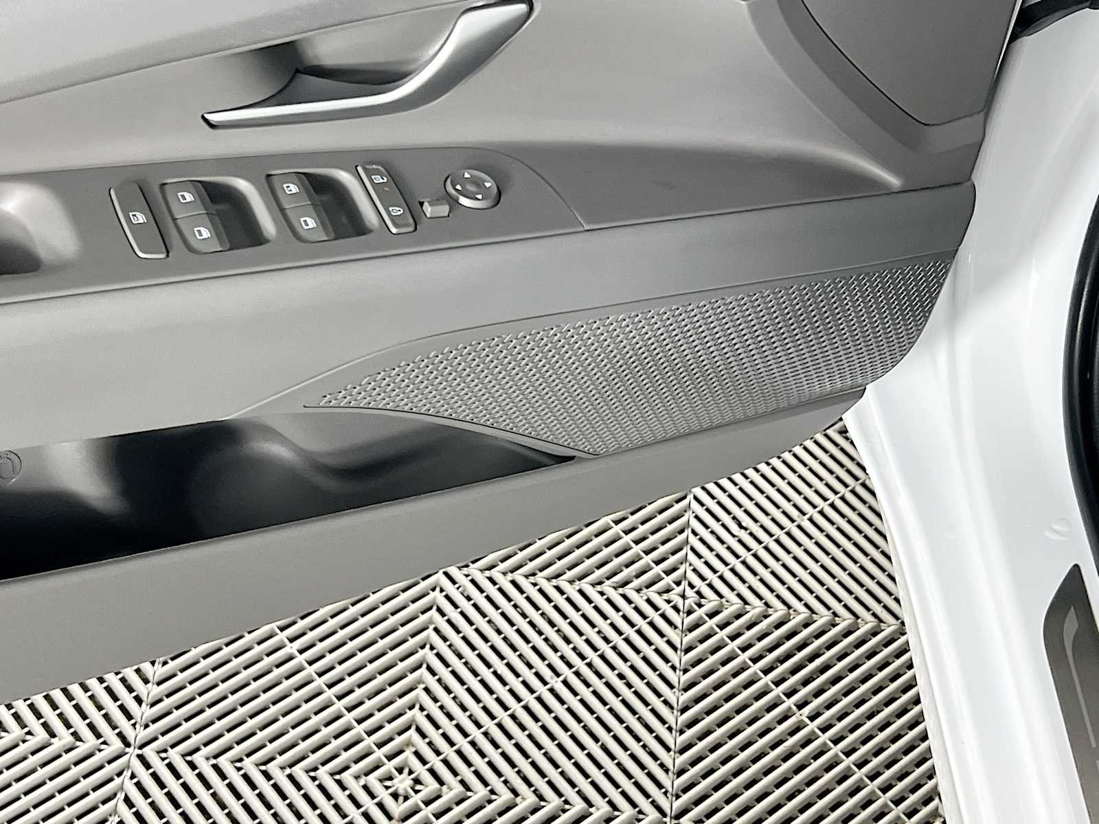 Used 2025 Serenity White Hyundai SE image 19