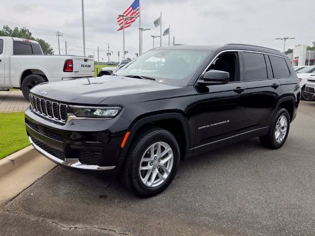Used 2025 Black Jeep Laredo image 3