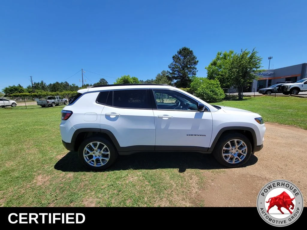 Used 2023 White Jeep Latitude Lux image 7