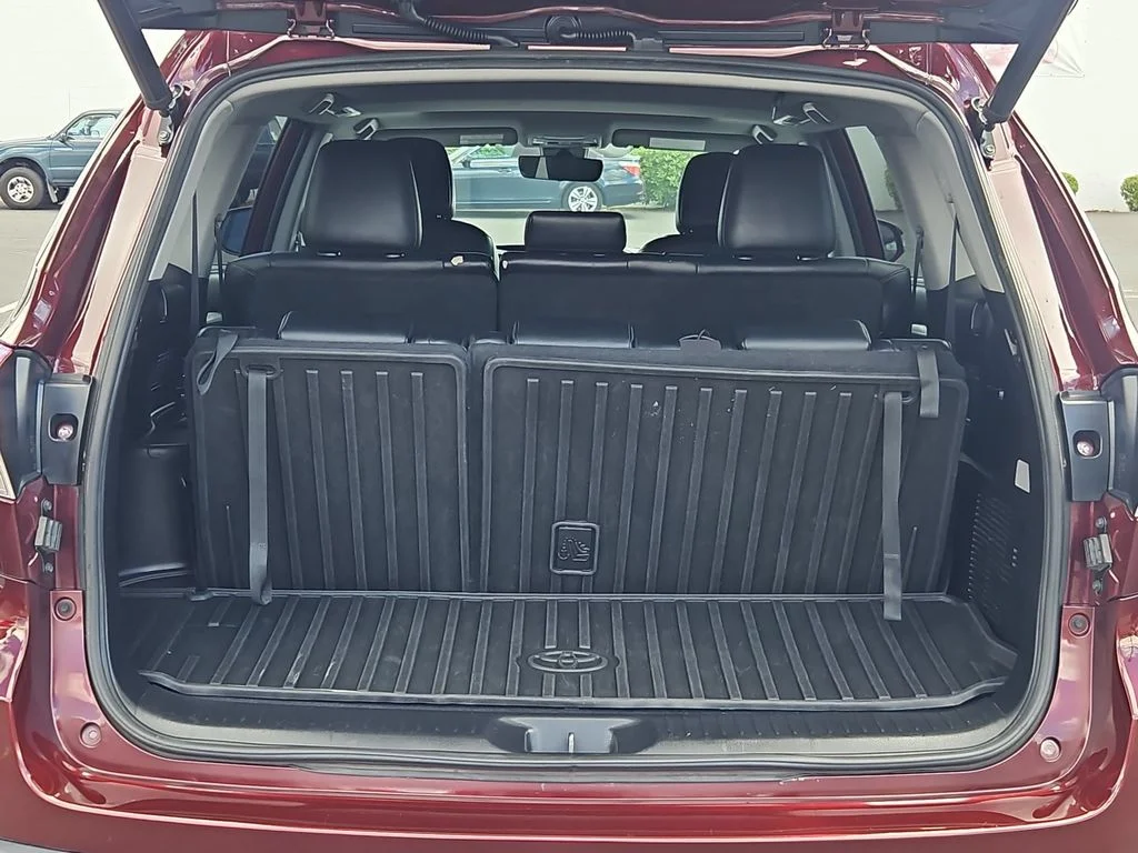 Used 2019 Salsa Red Pearl Toyota XLE image 24