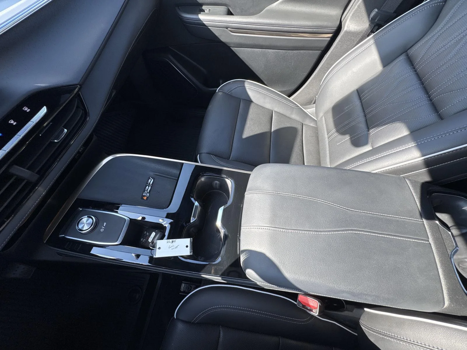 Used 2025 White Frost Tricoat Buick Avenir image 28