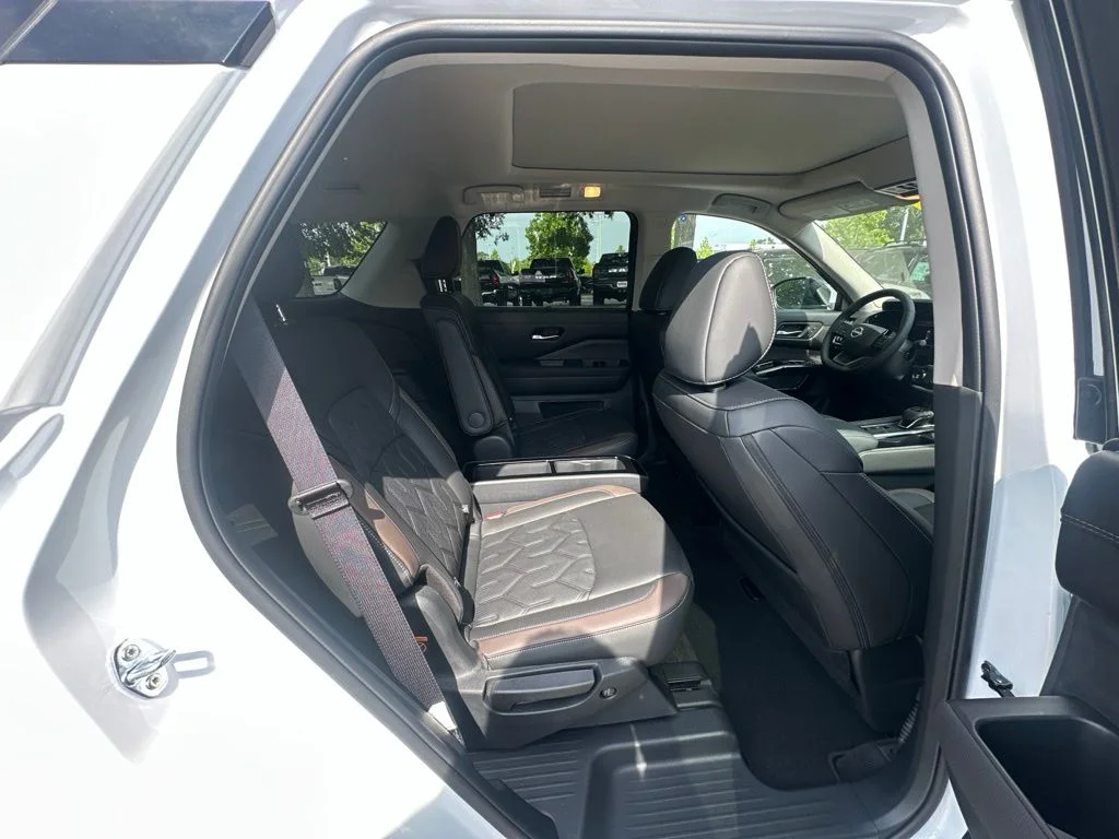 New 2026 Everest White Pearl TriCoat Nissan Platinum image 16