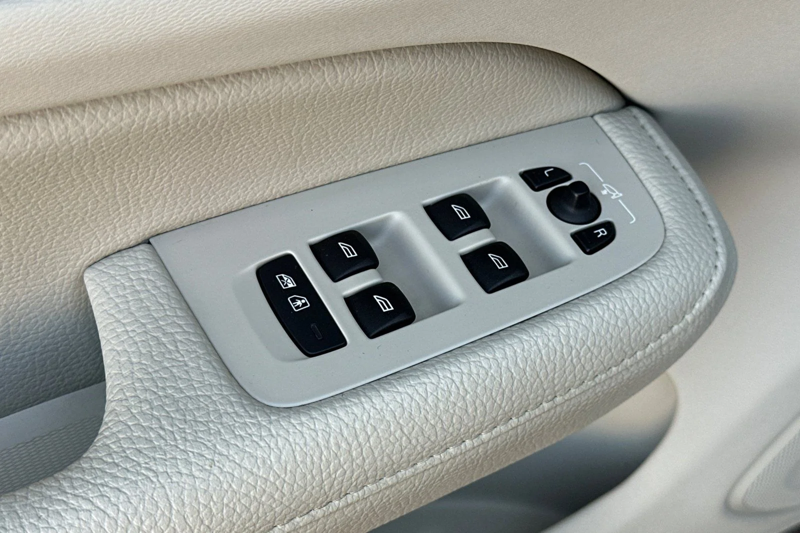 Used 2021 White Volvo T8 Inscription image 11